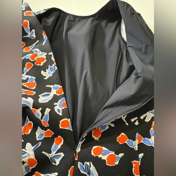 Leggiadro Chic Floral Knee Length Dress - Black and Red. Sleeveless, Back Zip. - Picture 11 of 13